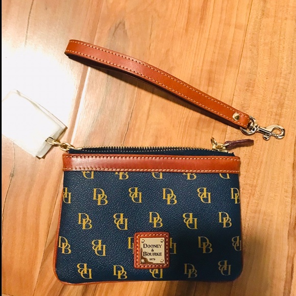 Dooney & Bourke Handbags - Dooney & Bourne Wristlet ✨ Dooney & Bourke Handbags - Dooney & Bourne Wristlet ✨